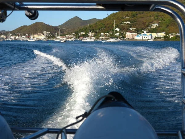 Bay simpson, St maarten mesafe ile güçlü bir jet uçağı sandal izinde — Stok fotoğraf