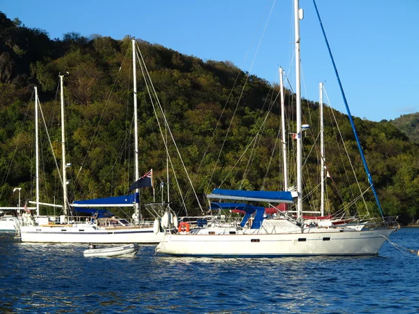 Yates en Simpson Bay St. Maarten con cielo azul un telón de fondo volcán extinto —  Fotos de Stock