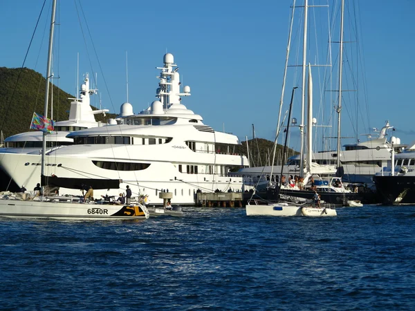 Mega yachts sitta sysslolös på simpson bay i St maarten på en vacker blå himmel dag — Stockfoto