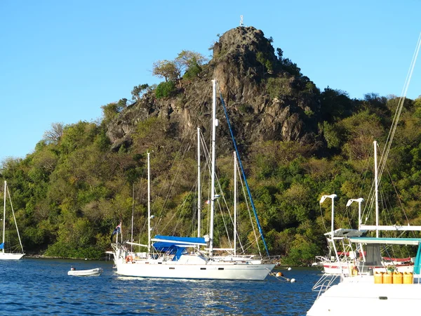 Yates en Simpson Bay St. Maarten con cielo azul un telón de fondo volcán extinto — Foto de Stock