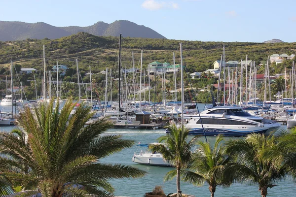 Voyageur prędkość łodzi siedzi w doku w ostryg staw st. maarten po podróż powrotną z st. barth — Zdjęcie stockowe