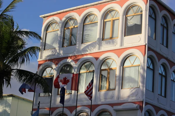 Kleurrijke Creoolse of Spaanse architectuur hotel grenst aan grote strand in philipsburg St.Maarten — Stockfoto