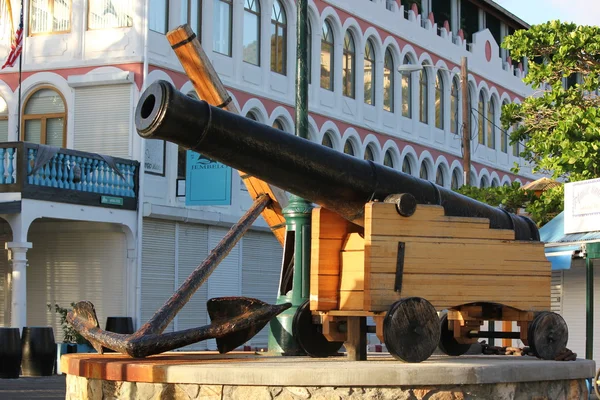 Реплика чугунный канон служит в качестве беседы для местных жителей и туристов, так в Филипсбурге Санкт-Мартен — стоковое фото