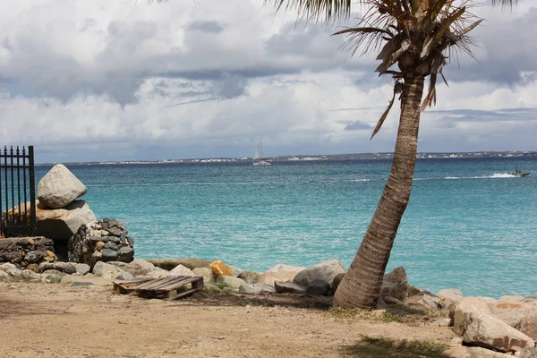 Persone che amano la nautica e gli sport acquatici a Friar's Bay a St. Martin, nonostante la tempesta che arriva oltre Anguilla in lontananza — Foto Stock