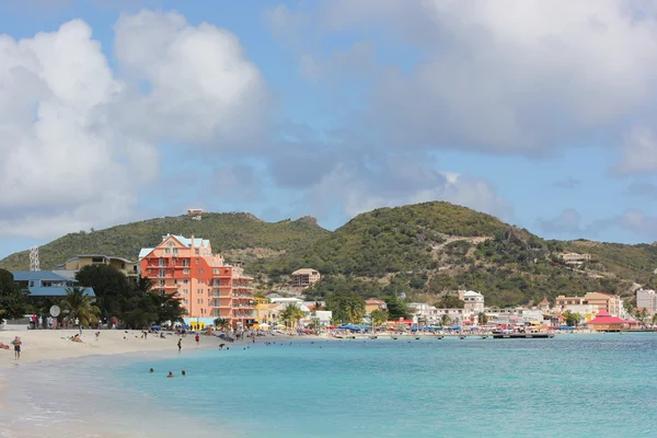 Kleine bucht in st. maarten, gesäumt von resorts und strandgängern — Stockfoto