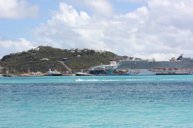Ocean gömlekleri veya cruise gemi site boşta küçük Bay fırtına boyunca hareket ederken st. Martin