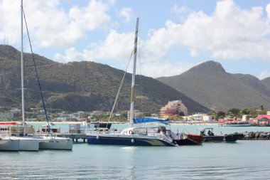 Yatlar ve katamaran boş oturmak philipsburg St Maarten büyük Beach güzel zemin ile