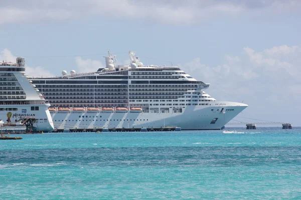 Ocean Liners or Cruise Ships site idle at Little bay in St. Martin while storm front moves thru — Stock Photo, Image