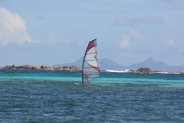 风浪板和彩色板和帆在圣马丁的东方海滩 — 图库照片
