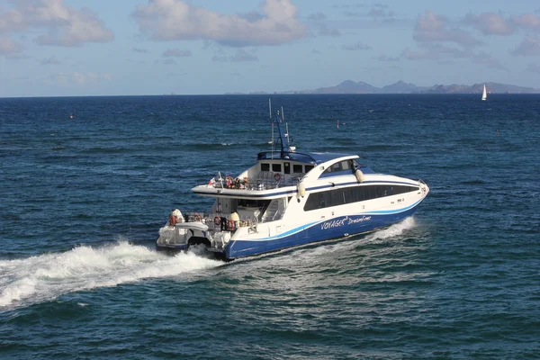 Voyageur III Charter Boat transporta turistas de Oyster Pond St. Martin a St. Barth 's — Foto de Stock