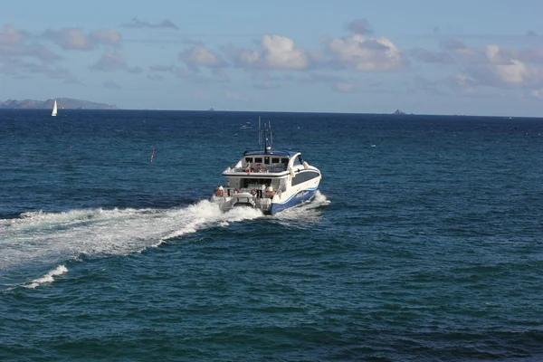 Voyageur III Charter Boat transports tourists from Oyster Pond St. Martin to St. Barth's — Stock Photo, Image