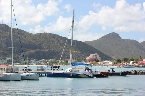 Jachtów i katamaranów siedzieć bezczynnie z pięknym tle Wielkiej plaży w philipsburg, st. maarten — Zdjęcie stockowe