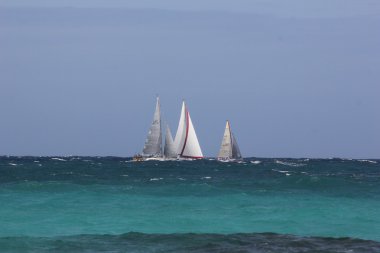 Yelkenli tekneler, heineken regatta dalgalı Atlantik Okyanusu offshore St Maarten şafak plajda gezinme