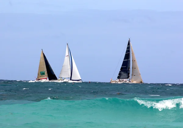 Łodzie żaglowe regat heineken przejdź wzburzony ocean Atlantycki, od brzegu na plaży dawn beach w st. maarten — Zdjęcie stockowe