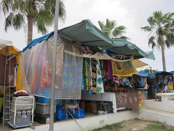 Market Stalls ainda permanecem abertos apesar de um dia nublado em Marigot, St. Martin — Fotografia de Stock