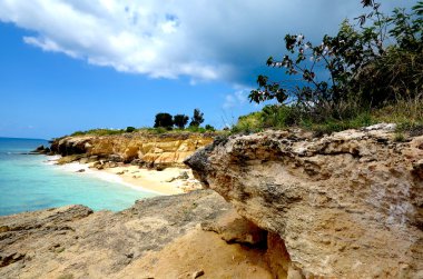 hızlı hareket eden fırtına cephesinin güzel kumtaşı kayalıklarla, St Maarten cupecoy plajları üzerinde taşır.