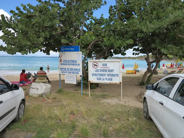 Parking Lot Entrance to Friar 's Bay Beach in St. Martin warning people of no life guard — стоковое фото