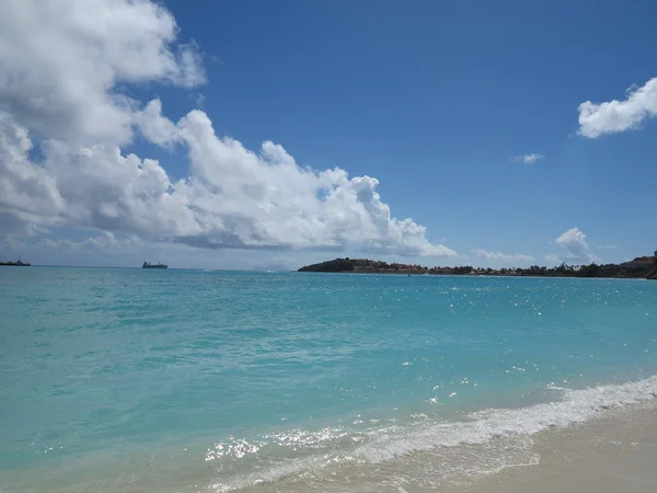 Interesting cloud formation with sun piercing thru and reflecting off Atlantic Ocean at Little Bay in St. Maarten — Stock Photo, Image