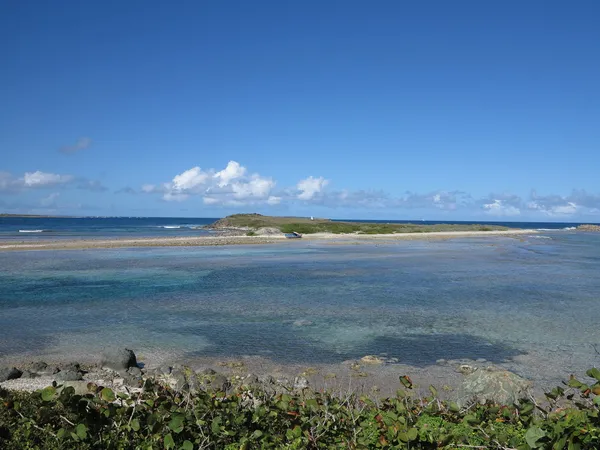 Guardando verso l'Oceano Atlantico con isole barriera e sbarre di sabbia visto con la bassa marea dalla riserva naturale vicino Orient Beach a St. Martin — Foto Stock