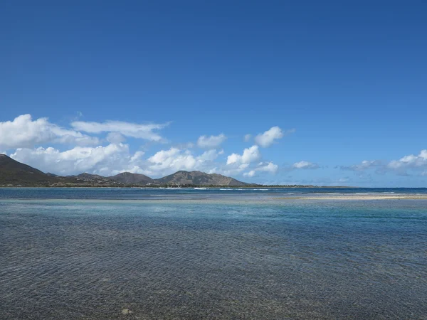 Tittar mot Atlanten med barriär öar och sand barer sett vid lågvatten från naturreservat nära orient beach i st. martin Stockbild
