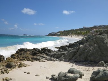 dalgalar üzerinde eski mercan ve kayalar şafak Beach, St maarten ile arka planda westin resort atlantic kaza