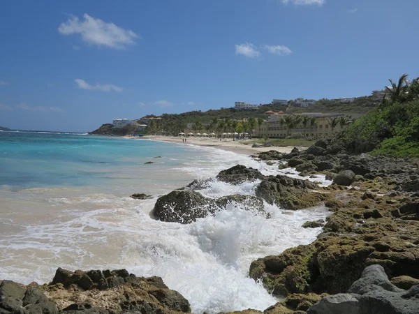 Les vagues de l'Atlantique s'écrasent sur le vieux récif corallien et les rochers à Dawn Beach, St. Maarten avec Westin Resort en arrière-plan — Photo