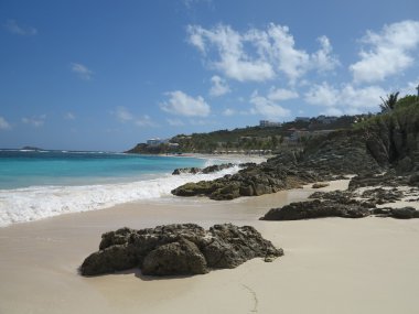 rock ve mercan oluşumu ile arka planda westin resort st. Maarten şafak plaj boyunca çökmesini dalgaları Atlantik Okyanusu