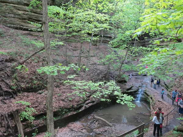 For Editorial Use Only: Tourists visiting French Canyon in spring at Starved Rock State Park, Illinois — Stock Photo, Image