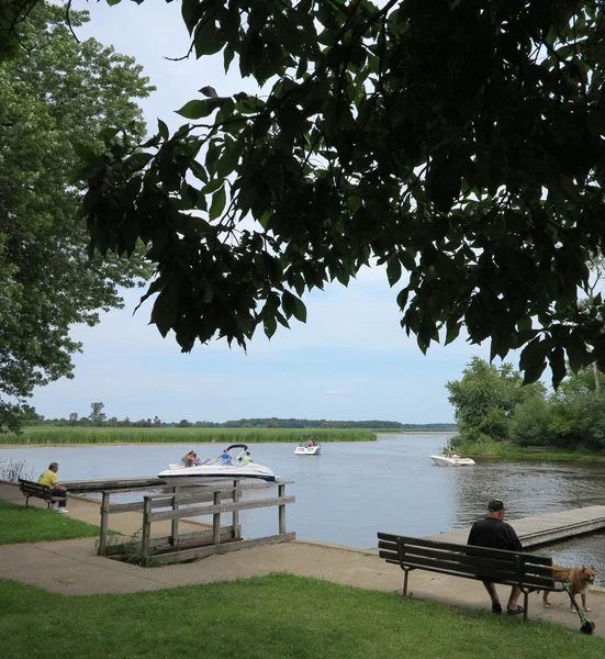 Только для внутреннего пользования: люди, занимающиеся катанием на лодках, рыбалкой или просто релаксацией возле озера Грасс в Чейн-О-Лейкс-стейт-парке, штат Иллинойс — стоковое фото