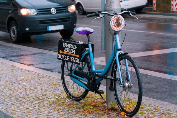 Debajo Calle Linden Berlín Alemania Bicicletas Compartidas — Foto de Stock
