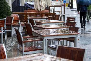 Berlin, Almanya 'da bir sokak restoranında açık bir kafe.