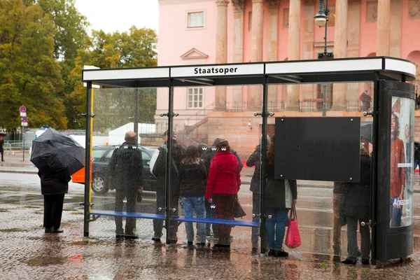 Buskiosk Straat Onder Lindenboom Berlijn Duitsland — Stockfoto