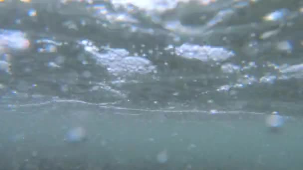 自然の中で岩や海に打ち寄せる波 カメラを水中に沈めた波 — ストック動画