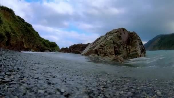 Golven Slaan Tegen Rotsen Zee Natuur Golven Dompelen Camera Onder — Stockvideo