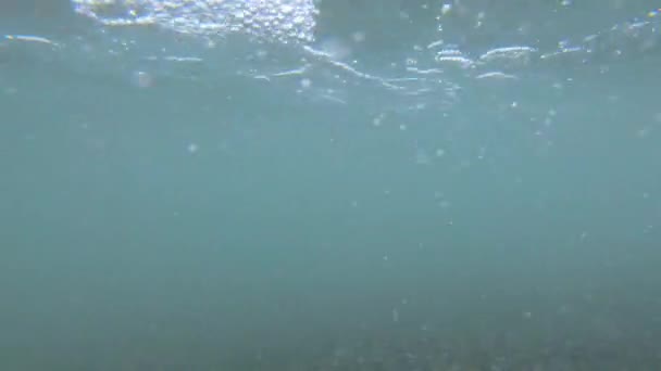 自然の中で岩や海に打ち寄せる波 カメラを水中に沈めた波 — ストック動画