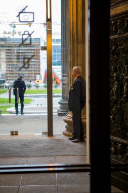 2017 10 Almanya, Berlin, Sergi Salonunda Muhafızlar, Müze Adası, Berlin, Almanya