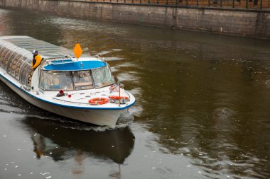 Müze Adası, Berlin, Almanya 'daki kanala gezi teknesi