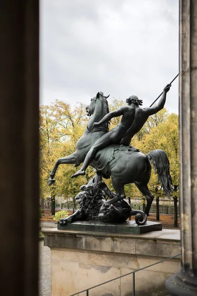 Estátua Deusa Batalha Frente Museu Museum Island Berlim Alemanha — Fotografia de Stock