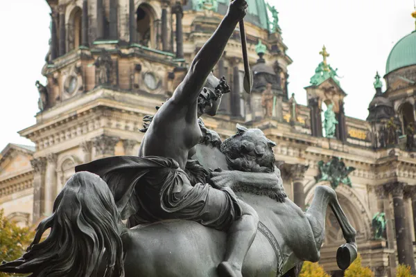 Estátua Deusa Batalha Frente Museu Museum Island Berlim Alemanha — Fotografia de Stock