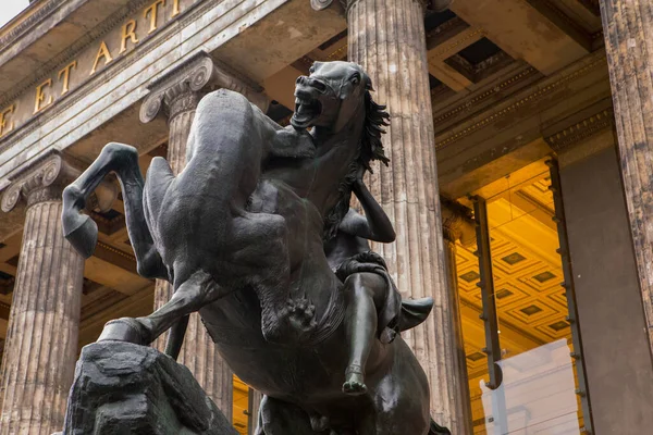 Estátua Deusa Batalha Frente Museu Museum Island Berlim Alemanha — Fotografia de Stock