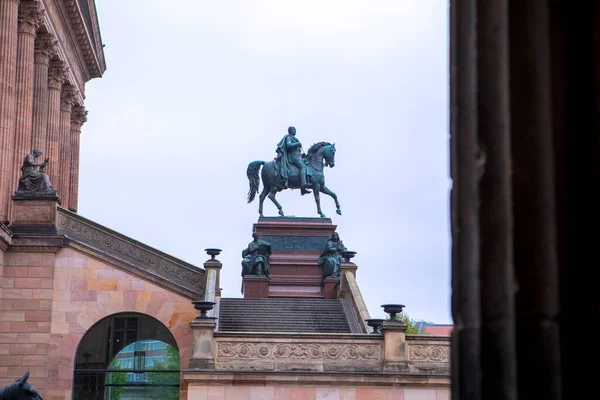 Статуя Перед Музеем Музейный Остров Берлин Германия — стоковое фото