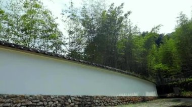 Ormanlar, dağlar, göller, Mingchi, yemyeşil bambu ormanları ve Tayvan 'ın Yilan ilçesindeki fayanslı duvarlar.