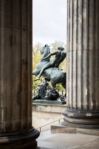 2017 Берлин Германия Статуя Перед Музеем Музейный Остров Берлин Германия — стоковое фото