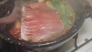 Sıcak yemek Japon usulü sukiyaki.