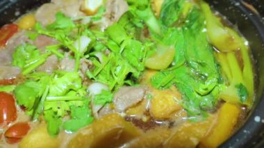 Sıcak yemek Japon usulü sukiyaki.