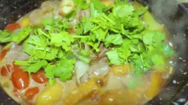 Sıcak yemek Japon usulü sukiyaki.