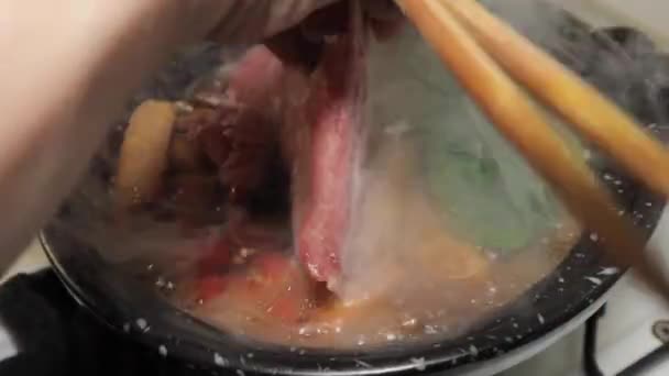 夕食は和風鍋すき焼き — ストック動画