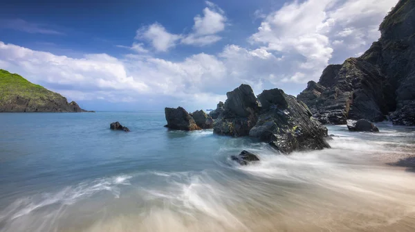 Balıkçı limanının yanındaki gizemli manzara. Mavi deniz ve mavi gökyüzü olan güzel körfez.
