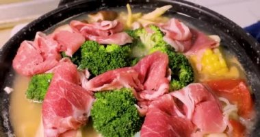 Akşam yemeği sıcak Japon miso çorbasıdır.