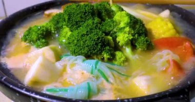 Akşam yemeği sıcak Japon miso çorbasıdır.